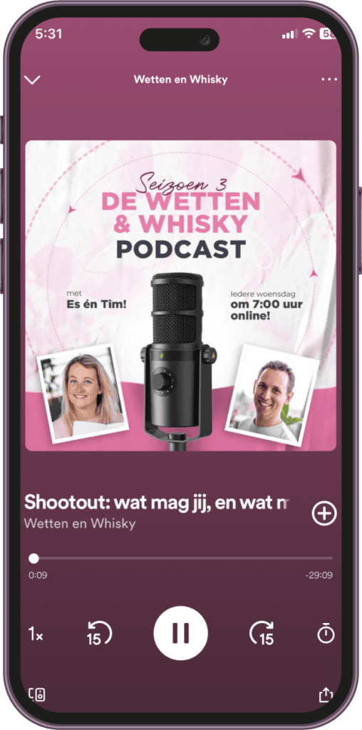 Coverafbeelding van de podcast "Wetten en Whisky", seizoen 3, met een microfoon en foto's van de hosts Es en Tim. De aflevering behandelt onderwerpen en is elke woensdag om 7:00 uur online.