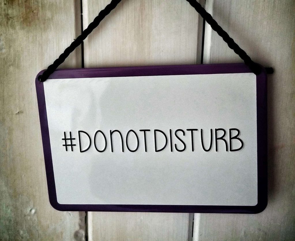 Deurhanger met de tekst #DONOTDISTURB, ideaal voor het aangeven van privacy in huis of op kantoor. Het bordje is eenvoudig en strak vormgegeven.